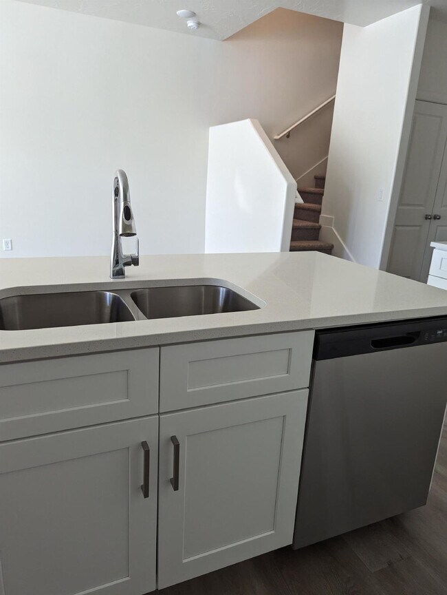 Building Photo - Azalea Townhome Poolside Living 3 Bed 2.5 Bath Smart Home