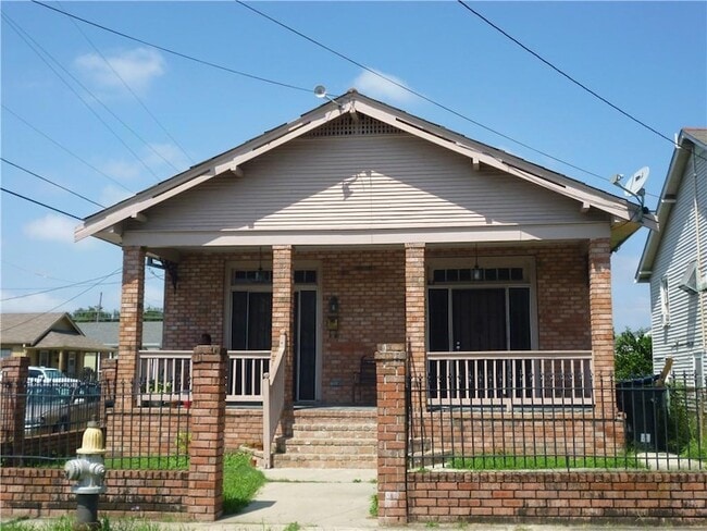 Primary Photo - 2500 Monroe St
