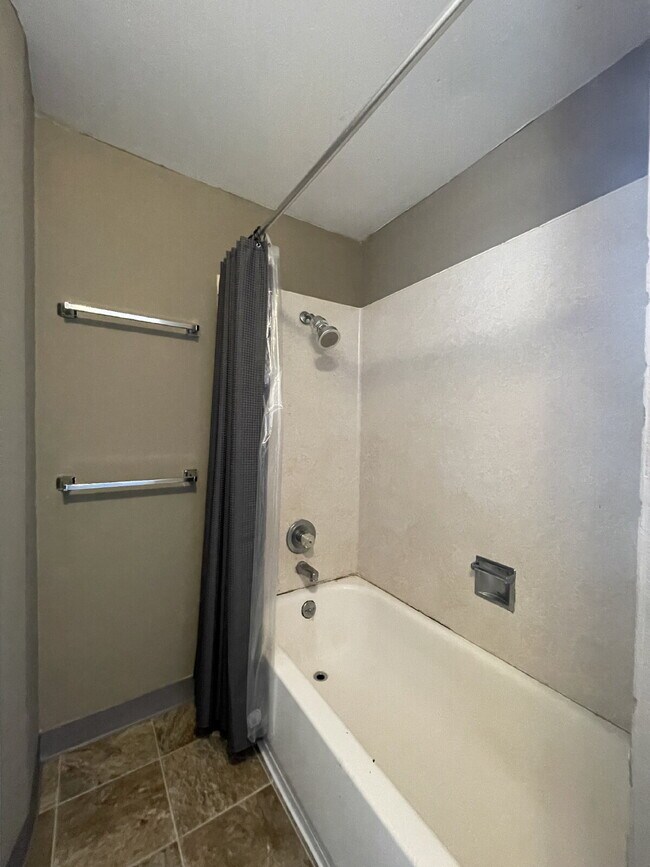 Building Photo - Spacious 3-Bedroom, 1.5-Bathroom Apartment in NW Portland