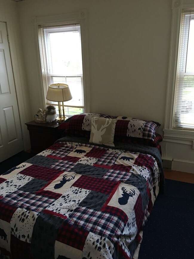 Bed room - 6028 Main St