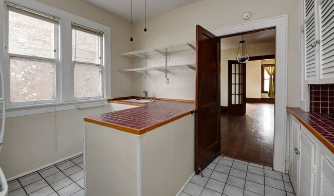 Building Photo - Charming 2-Bedroom Duplex in Franklin Park