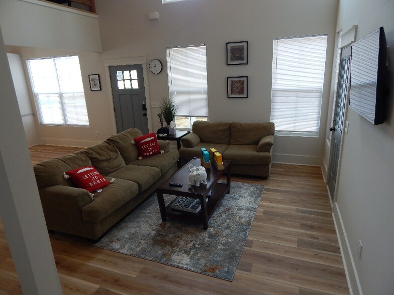 Building Photo - 233 Marshland Ln