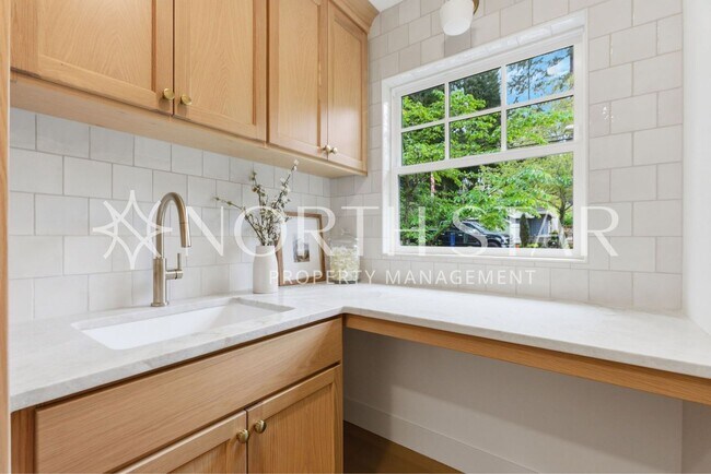 Building Photo - 592 9th St