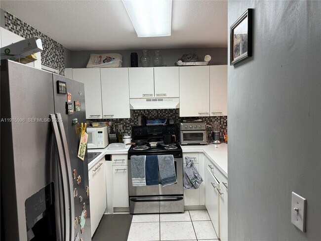 Building Photo - 6245 SW Kendale Lakes Cir