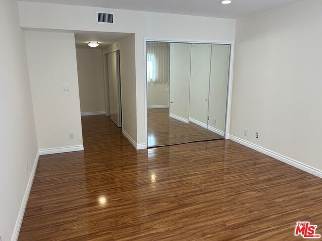 Building Photo - 237 N Almont Dr