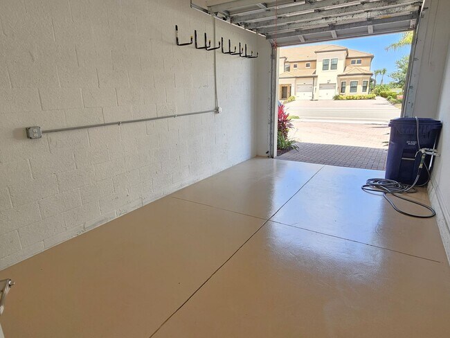 Building Photo - Annual Unfurnished 2 Bedroom 2 Bathroom First Floor Condo with 1 Car Garage in Sarasota National!