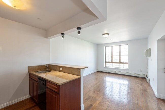 Building Photo - PERFECT ONE BEDROOM APT