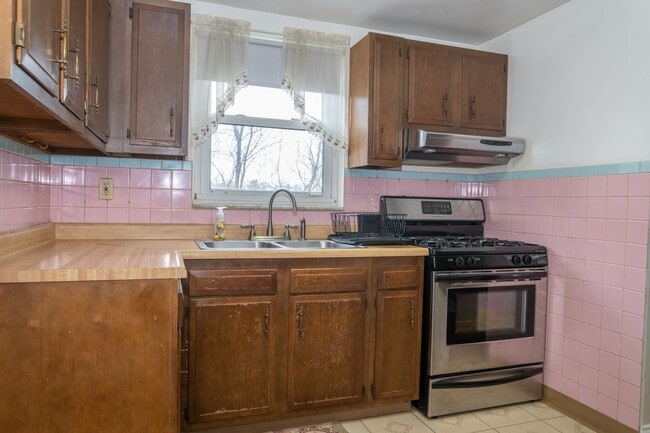 Building Photo - AVAILABLE JULY 1ST!! DON'T MISS this FANTASTIC home in a PRIME LOCATION!