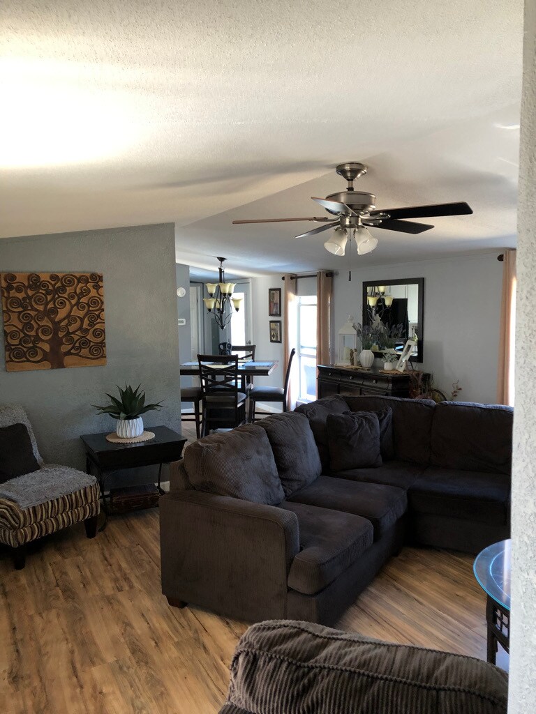 Living Room - 419 Kings Dr