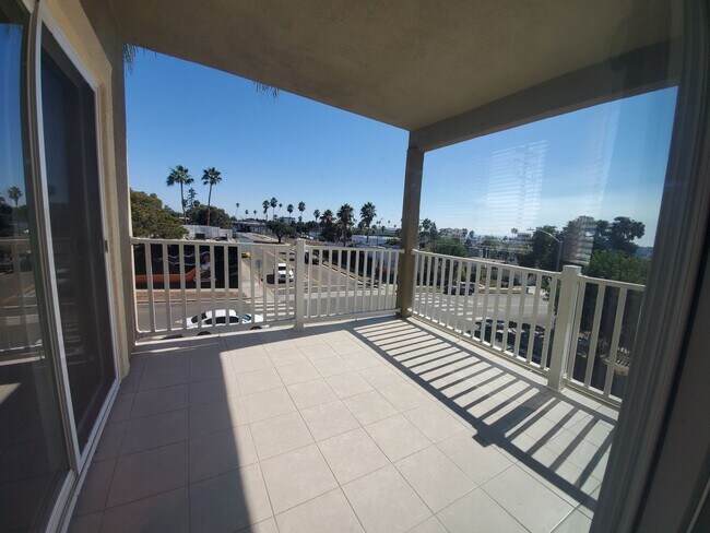 Building Photo - Gorgeous 3rd floor Corner Unit 3Bed/2Bath in Oceanside