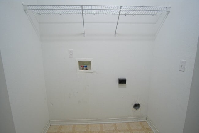 Building Photo - Coming Available 10/17 – 2BR/1BA Home in S...