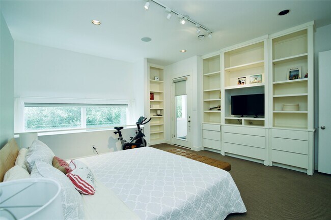 Building Photo - 1820 Southmore Blvd