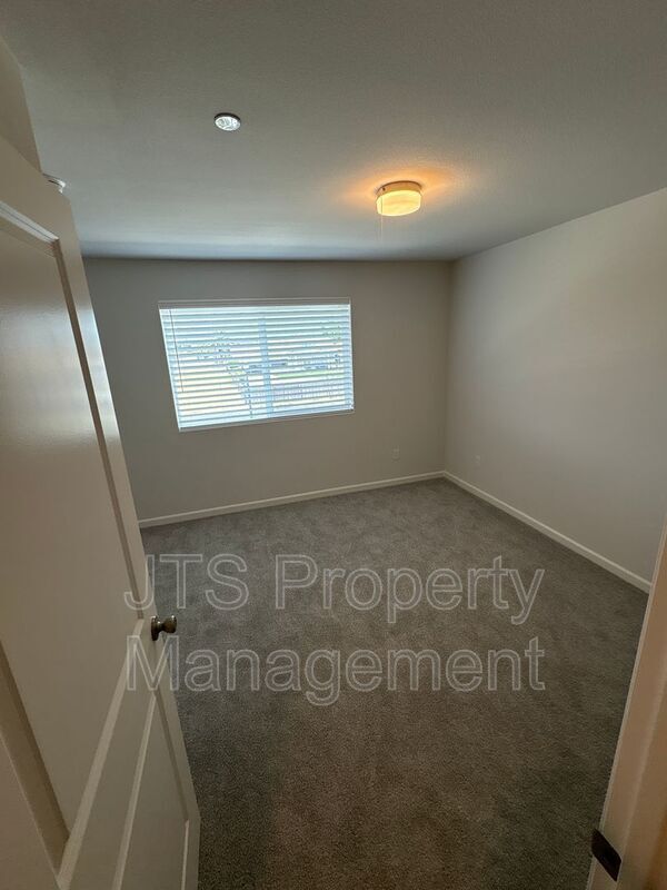 Building Photo - 38 Oak Manor Way