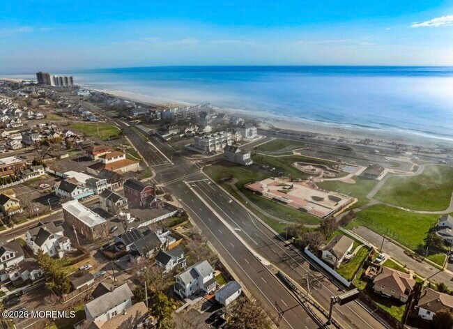 Building Photo - 427 Hoyt St