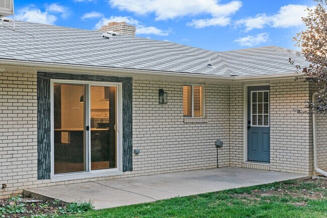 Building Photo - Charming and Renovated 4 Bedroom 2 Bathroo...