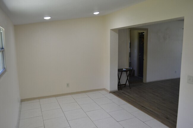 Building Photo - 1060 E Patrick Cir