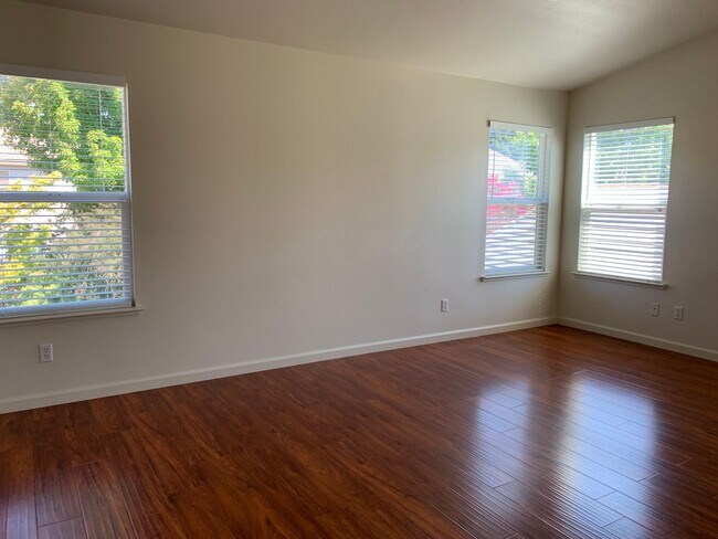 Building Photo - Spacious 4 bedroom 2.5 Bathroom Gold River...
