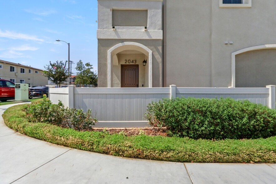 Front Door - 2043 Lincoln Ave