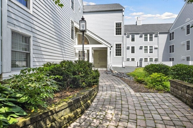Building Photo - 603 Lake St
