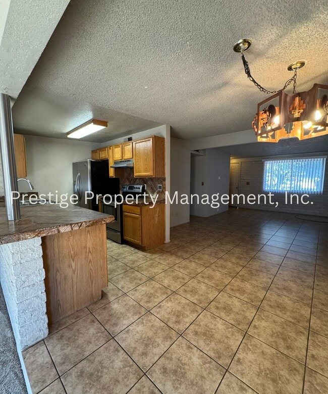 Building Photo - Check Out This 3/2 South-East Side Charmer!