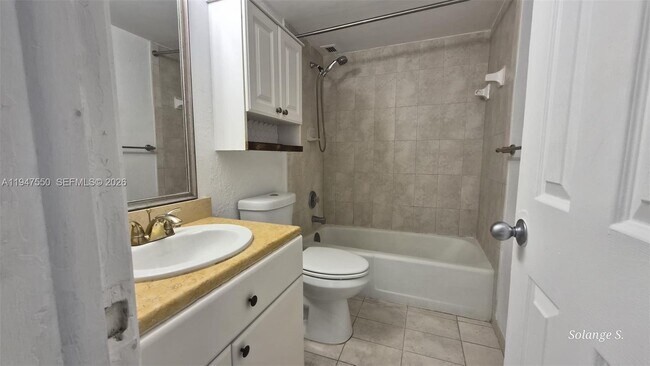 Building Photo - 2016 Bay Dr