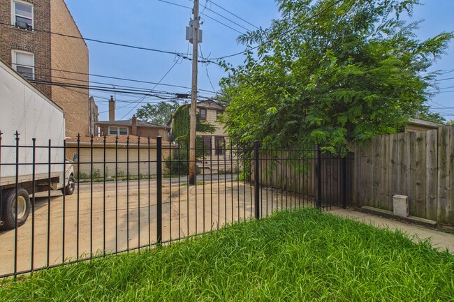 Building Photo - 7919 S Ellis Ave