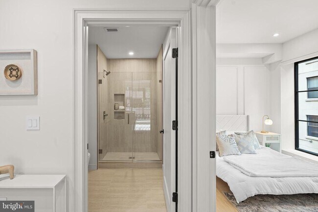 Building Photo - 2121 Ward Pl NW