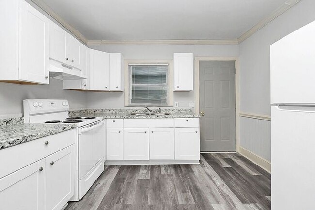 Building Photo - Charming 2BD/1BA Duplex Off West Blvd