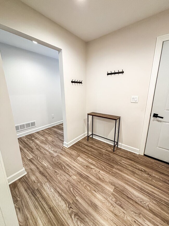 Building Photo - 3 Bedroom Town Home