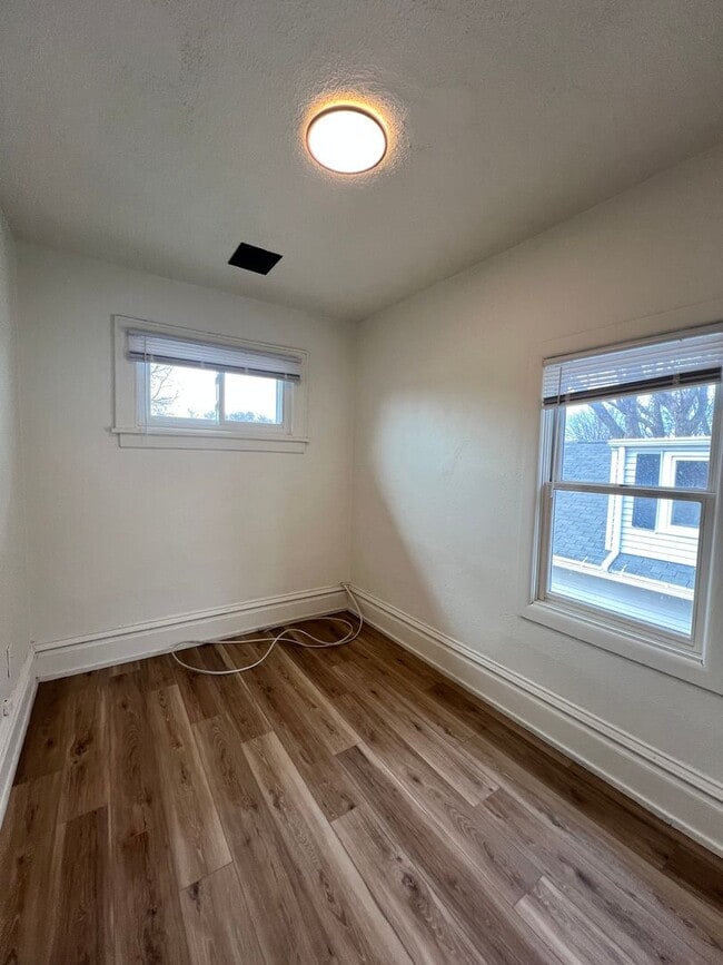 Building Photo - 835 Waugoo Ave