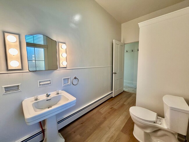 Building Photo - 202 E Main St