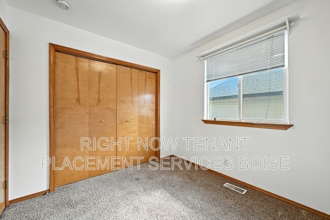 Building Photo - 5827 Orchid Wy S