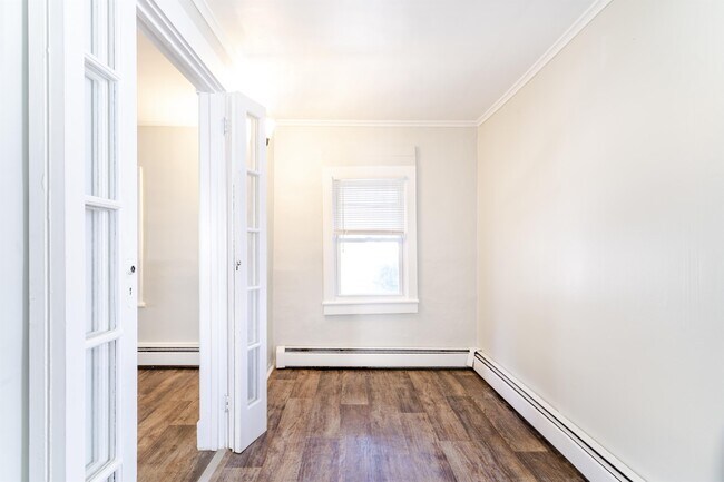 Building Photo - 874 6th Ave