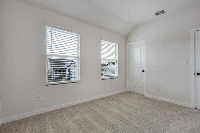 Building Photo - 261 Crater Lk Dr