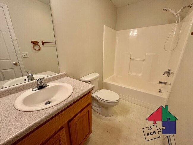 Building Photo - Beautiful Milton 2 Bedroom - Attached Garage!