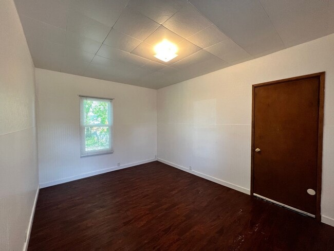 Building Photo - Cottage Style 1 Bed Home with a Large Yard...