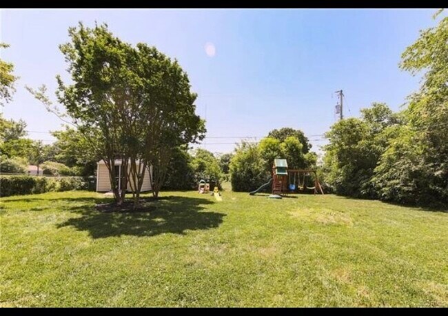 Building Photo - 6015 Glenway Dr