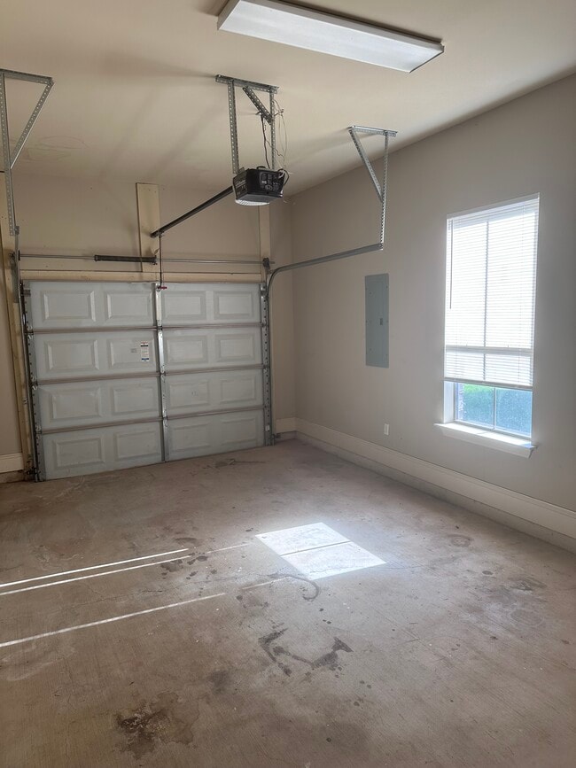 Building Photo - 105 Village Oaks Blvd