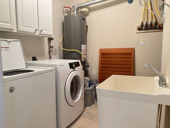 Building Photo - Spacious 3 Bed | 3.5 Bath End Unit Townhom...