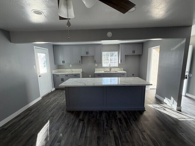 Building Photo - Newley Remodeled 3 BD 2 BA house with Big lot in SW Bakersfield