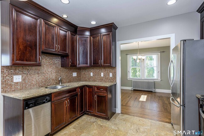 Building Photo - 186 School St