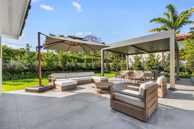 Building Photo - 116 W 1st Ct