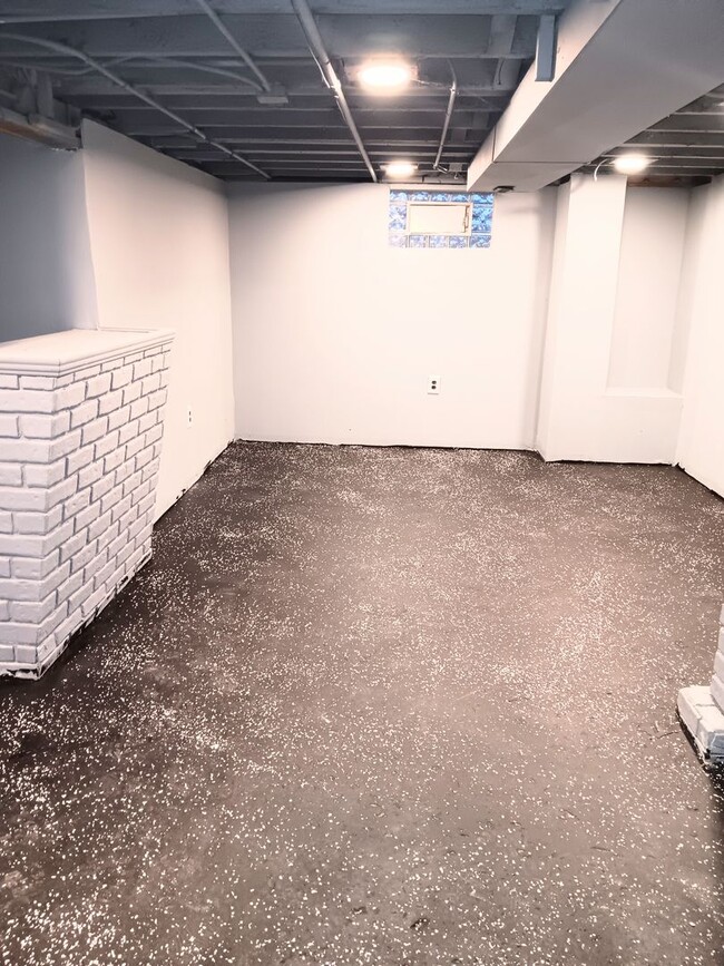 Building Photo - 3 Bedroom Sunnyside Beauty