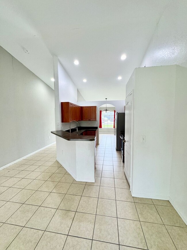 Building Photo - 4 Bedroom 2 Bath Home in Poinciana Village 3