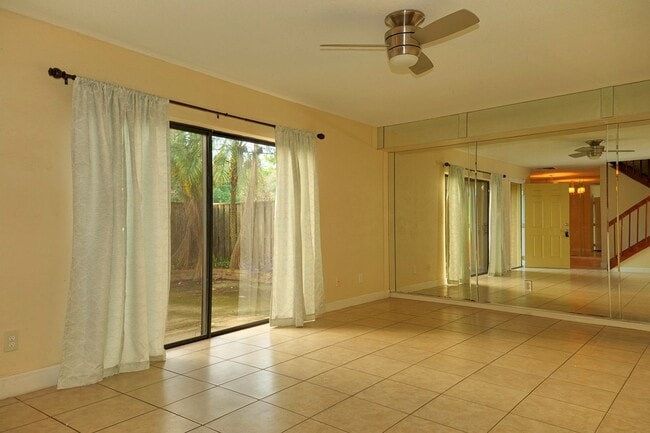 Building Photo - This 2/2.5 spacious townhouse could be you...