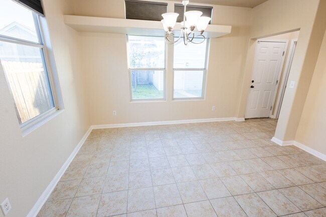 Building Photo - 3 bed 2 bathroom