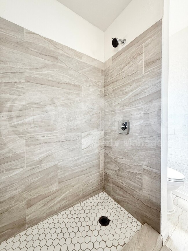 Building Photo - 515 W 13th St