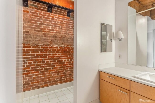 Building Photo - 650 Delancey St