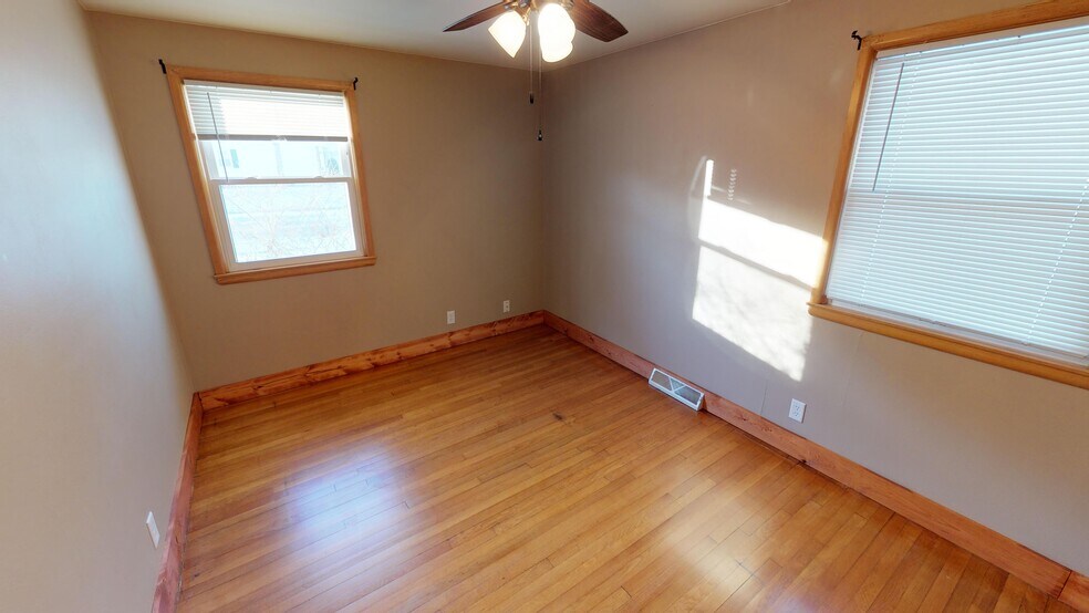 Building Photo - 907 E Harding Dr