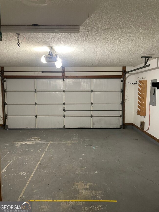 Building Photo - 108 Acorn Ct
